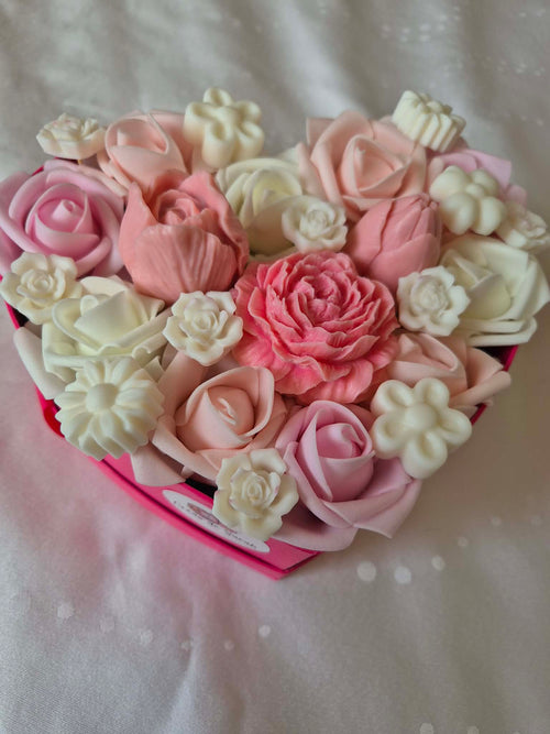 Boîte cœur fondants parfumés et fleurs artificielles