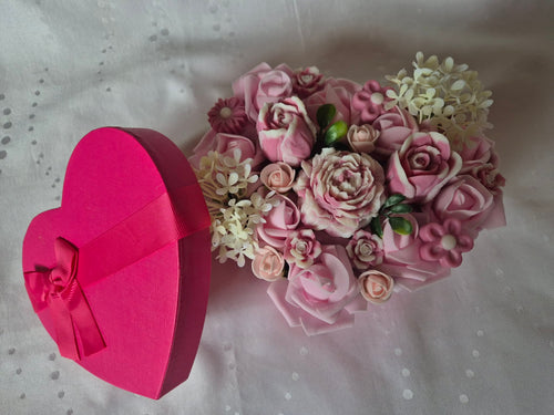 Boîte cœur fondants parfumés et fleurs artificielles